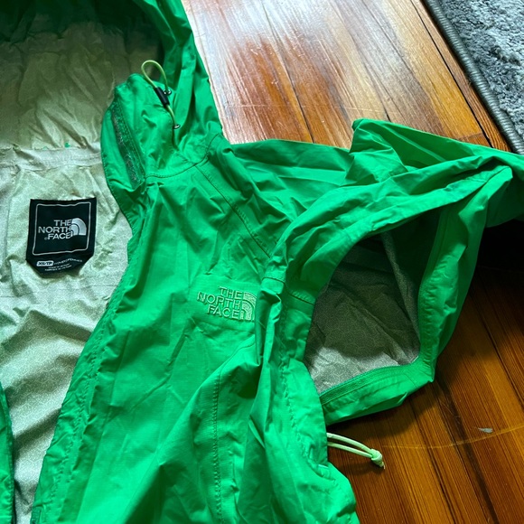 SOLD Bright Green Northface Rainjacket/Shell - Picture 4 of 8